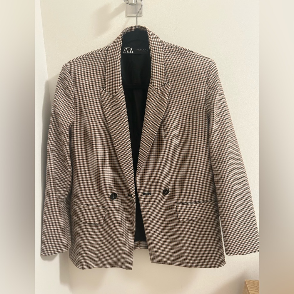 Zara plaid blazer
Size small
Worn in great condition. No signs of wear